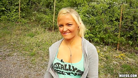Desirable Blondie Had Sex In The Park